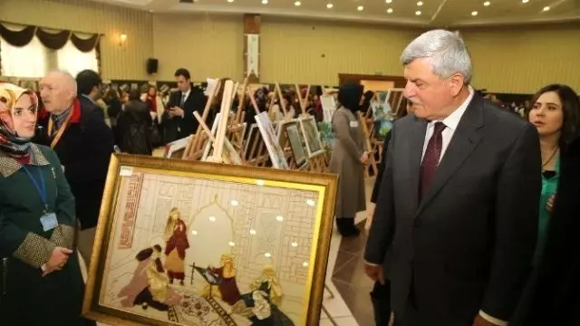 Başkan Karaosmanoğlu Ko-mek Sergisini Gezdi Başkan Karaosmanoğlu Ko-mek Sergisini Gezdi