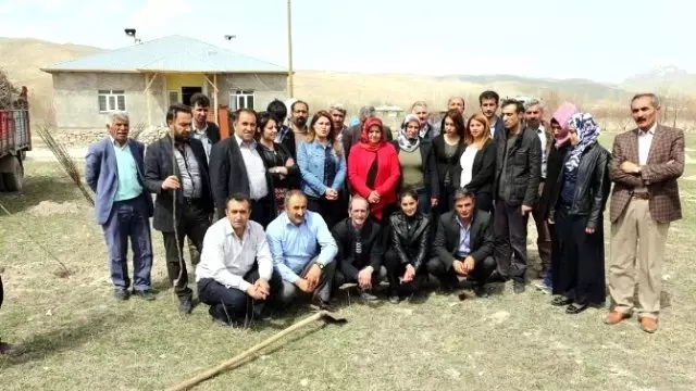 Gürpınar'da Fidan Dikimi Gürpınar'da Fidan Dikimi