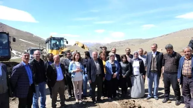 Gürpınar'da Temel Atma Töreni Gürpınar'da Temel Atma Töreni