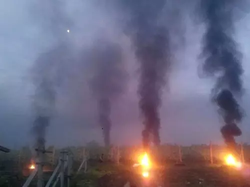 Çiftçiler Ateş Yakarak Meyve Ağaçlarını Dondan Korumaya Çalışıyor Çiftçiler Ateş Yakarak Meyve Ağaçlarını Dondan Korumaya Çalışıyor