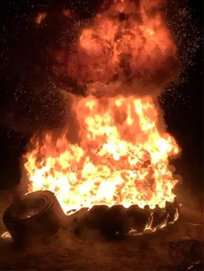 Çiftçiler Ateş Yakarak Meyve Ağaçlarını Dondan Korumaya Çalışıyor Çiftçiler Ateş Yakarak Meyve Ağaçlarını Dondan Korumaya Çalışıyor