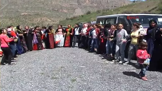 Çukurca Hdp Hakkari Adayları Çalışmalara Çukurca'dan Başladı