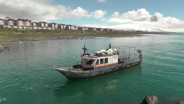 İnci Kefali Av Yasağı - Erciş'te Balıkçı Tekneleri Kıyıya Çekildi