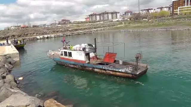 İnci Kefali Av Yasağı - Erciş'te Balıkçı Tekneleri Kıyıya Çekildi