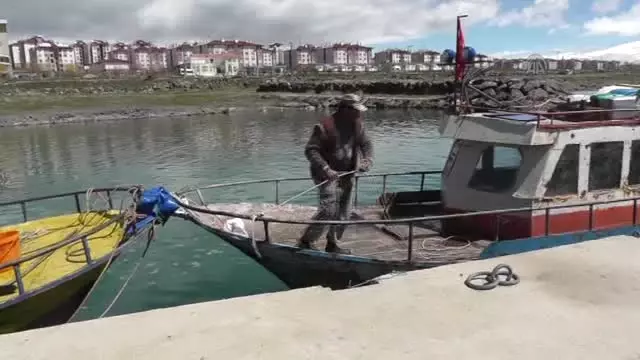 İnci Kefali Av Yasağı - Erciş'te Balıkçı Tekneleri Kıyıya Çekildi