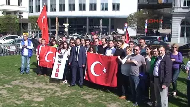 Sözde 'Ermeni Soykırımı' Tasarısının Görüşüldüğü AP Binası Önünde Türklerden Protesto