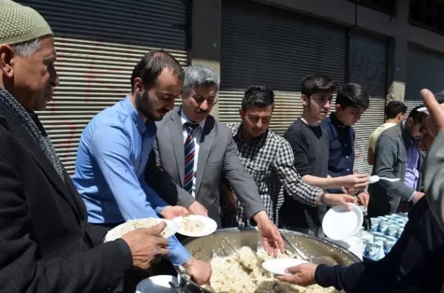 Kutlu Doğum Pilavına Vatandaşlar Akın Etti Kutlu Doğum Pilavına Vatandaşlar Akın Etti