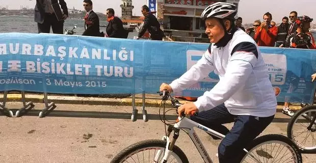 Erdoğan, Bisiklet Turunda Pedal Çevirdi, İlk Denemede Sendeledi Erdoğan, Bisiklet Turunda Pedal Çevirdi, İlk Denemede Sendeledi