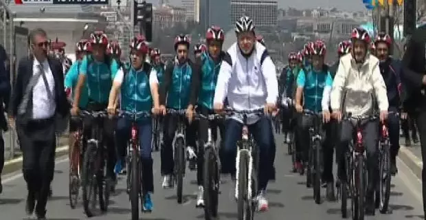 Erdoğan, Bisiklet Turunda Pedal Çevirdi, İlk Denemede Sendeledi Erdoğan, Bisiklet Turunda Pedal Çevirdi, İlk Denemede Sendeledi