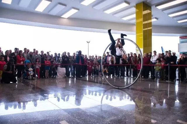 Catwallakrobats'ın Türkiye'deki İlk Gösterisine Büyük İlgi Catwallakrobats'ın Türkiye'deki İlk Gösterisine Büyük İlgi