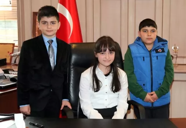 Rektör Prof. Dr. Coşkun Koltuğunu Elif Naz Kayadaleren'e Devretti Rektör Prof. Dr. Coşkun Koltuğunu Elif Naz Kayadaleren'e Devretti
