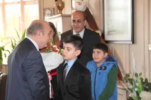 Rektör Prof. Dr. Coşkun Koltuğunu Elif Naz Kayadaleren'e Devretti Rektör Prof. Dr. Coşkun Koltuğunu Elif Naz Kayadaleren'e Devretti