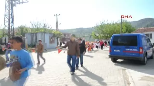 Aydın Ege'de Çocuklar Bayramlarını Soğuk Havaya Rağmen Coşkuyla Kutladı Aydın Ege'de Çocuklar Bayramlarını Soğuk Havaya Rağmen Coşkuyla Kutladı