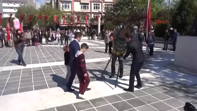 Ege'de Çocuklar Bayramlarını Soğuk Havaya Rağmen Coşkuyla Kutladı Ege'de Çocuklar Bayramlarını Soğuk Havaya Rağmen Coşkuyla Kutladı