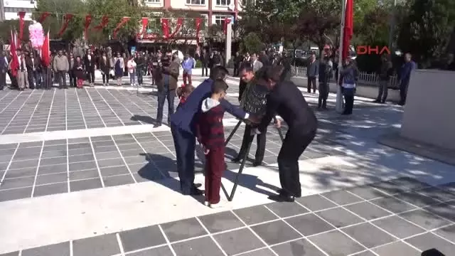 Ege'de Çocuklar Bayramlarını Soğuk Havaya Rağmen Coşkuyla Kutladı Ege'de Çocuklar Bayramlarını Soğuk Havaya Rağmen Coşkuyla Kutladı