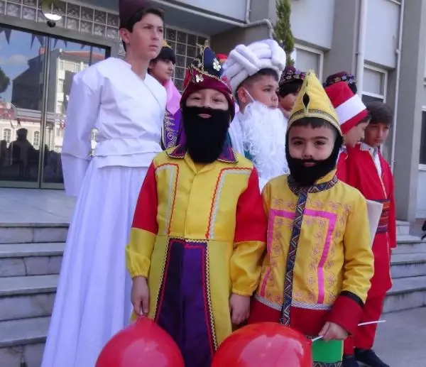 Ege'de Çocuklar Bayramlarını Soğuk Havaya Rağmen Coşkuyla Kutladı Ege'de Çocuklar Bayramlarını Soğuk Havaya Rağmen Coşkuyla Kutladı