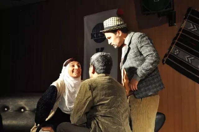 Derik'te 'Mala Extiyaran' Adlı Kürtçe Tiyatro Sahnelendi Derik'te 'Mala Extiyaran' Adlı Kürtçe Tiyatro Sahnelendi