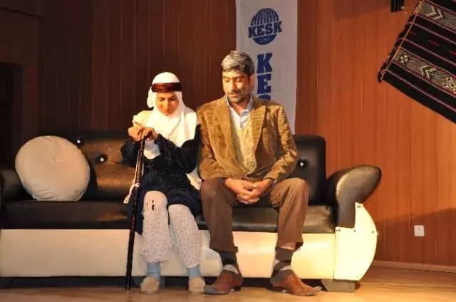 Derik'te 'Mala Extiyaran' Adlı Kürtçe Tiyatro Sahnelendi Derik'te 'Mala Extiyaran' Adlı Kürtçe Tiyatro Sahnelendi