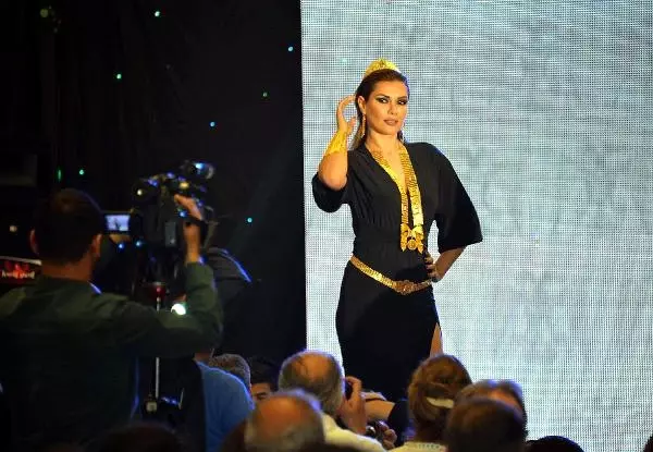 Diyarbakır'da Kürtçe Müzik Eşliğinde Takı Defilesi Diyarbakır'da Kürtçe Müzik Eşliğinde Takı Defilesi