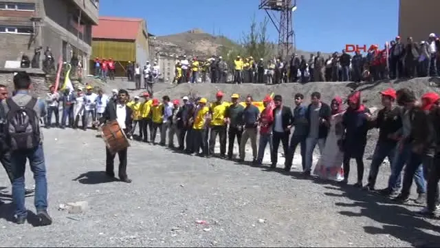 Hakkari'de 1 Mayıs Halaylarla Kutlandı