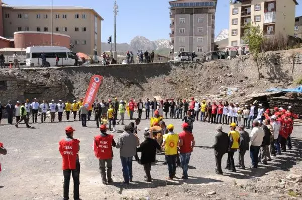 Hakkari'de 1 Mayıs Halaylarla Kutlandı