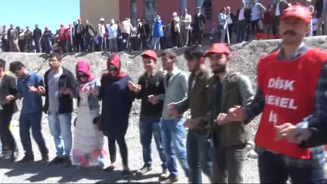 Hakkari'de 1 Mayıs Halaylarla Kutlandı