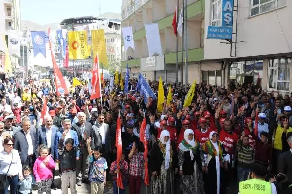 Hakkari'de 1 Mayıs Halaylarla Kutlandı