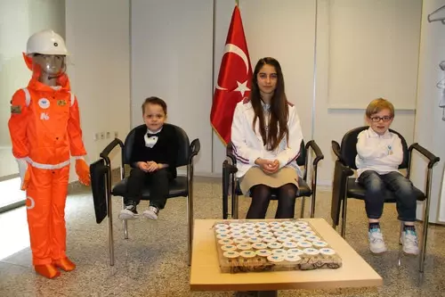 5 Yaşındaki Dahi Öğrenci, Soma'dan Etkilenerek Özel Madenci Giysisi Tasarladı 5 Yaşındaki Dahi Öğrenci, Soma'dan Etkilenerek Özel Madenci Giysisi Tasarladı