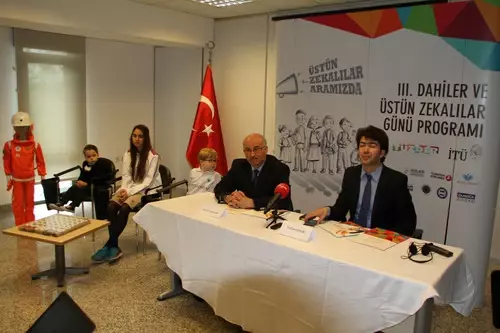 5 Yaşındaki Dahi Öğrenci, Soma'dan Etkilenerek Özel Madenci Giysisi Tasarladı 5 Yaşındaki Dahi Öğrenci, Soma'dan Etkilenerek Özel Madenci Giysisi Tasarladı