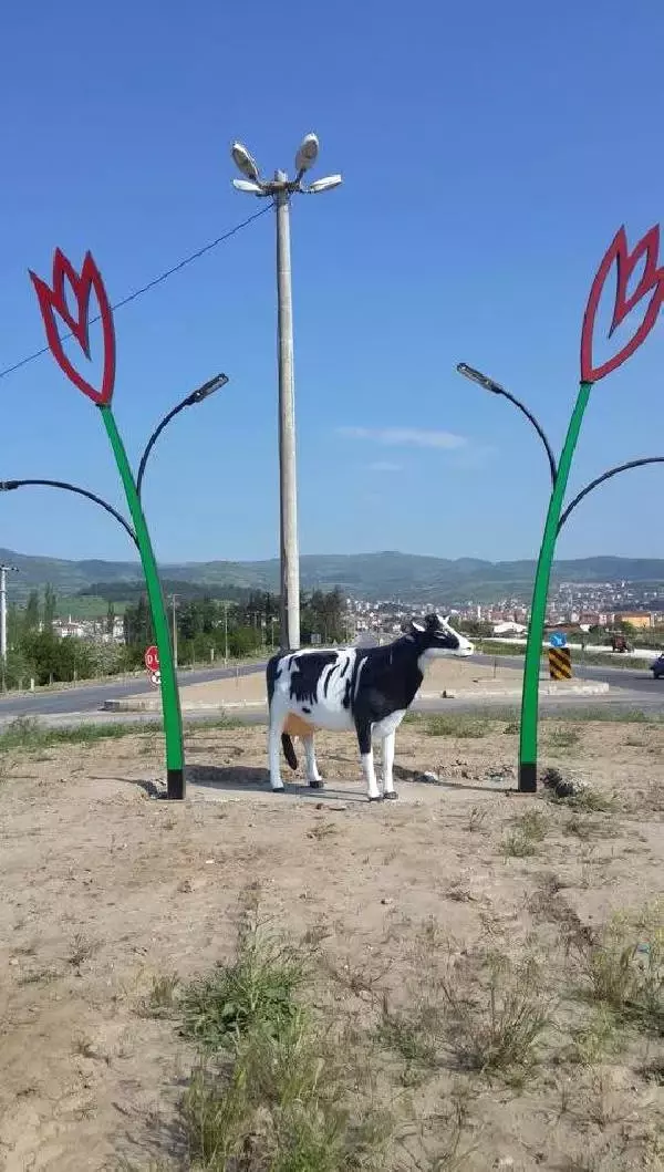 Bigadiç�te Alay Konusu Olan İnek Heykeli Kaldırıldı Haberler