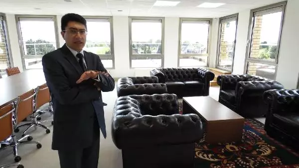 Düsseldorf Başkolosluğu Yeni Hizmet Binasını Tanıttı Düsseldorf Başkolosluğu Yeni Hizmet Binasını Tanıttı