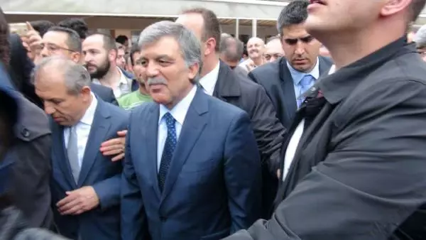 Gül,cuma Namazını Evinin Yakınındaki Beykoz Çavuşbaşı Merkez Camii'nde Kıldı Gül,cuma Namazını Evinin Yakınındaki Beykoz Çavuşbaşı Merkez Camii'nde Kıldı
