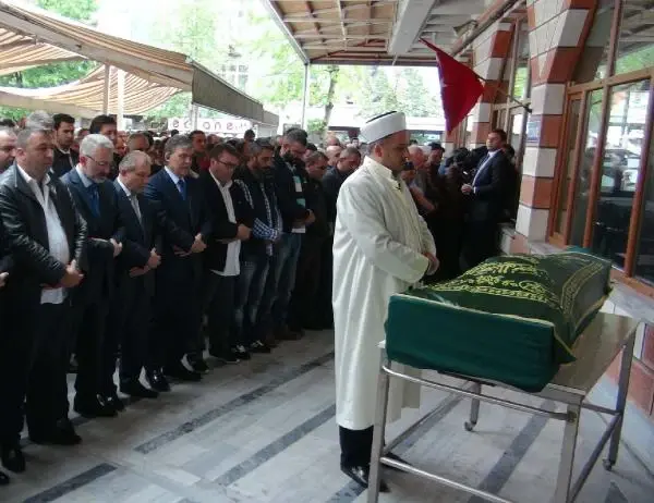 Gül,cuma Namazını Evinin Yakınındaki Beykoz Çavuşbaşı Merkez Camii'nde Kıldı Gül,cuma Namazını Evinin Yakınındaki Beykoz Çavuşbaşı Merkez Camii'nde Kıldı