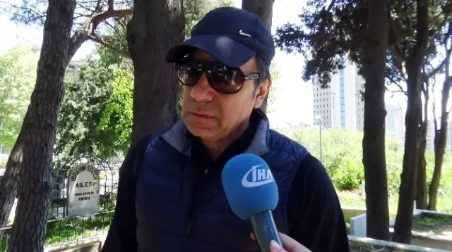 Kerem Alışık Anneler Günü Annesinin Kabrine Koştu Kerem Alışık Anneler Günü Annesinin Kabrine Koştu