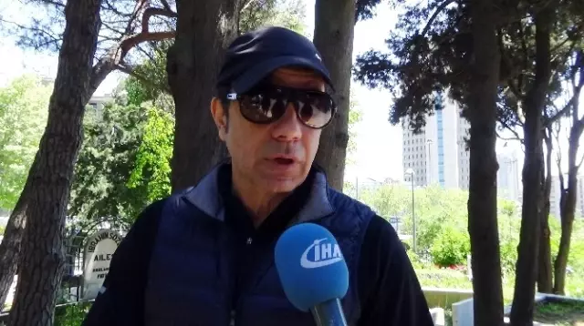 Kerem Alışık Anneler Günü Annesinin Kabrine Koştu Kerem Alışık Anneler Günü Annesinin Kabrine Koştu