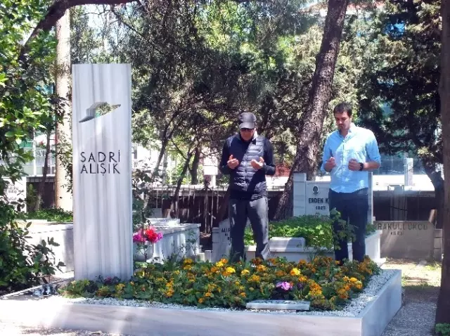 Kerem Alışık Anneler Günü Annesinin Kabrine Koştu Kerem Alışık Anneler Günü Annesinin Kabrine Koştu