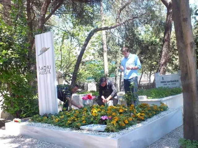 Kerem Alışık Anneler Günü Annesinin Kabrine Koştu Kerem Alışık Anneler Günü Annesinin Kabrine Koştu