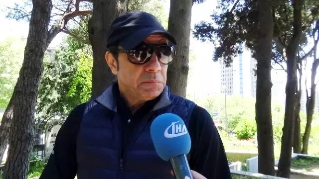Kerem Alışık Anneler Günü Annesinin Kabrine Koştu Kerem Alışık Anneler Günü Annesinin Kabrine Koştu