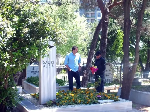 Kerem Alışık Anneler Günü Annesinin Kabrine Koştu Kerem Alışık Anneler Günü Annesinin Kabrine Koştu