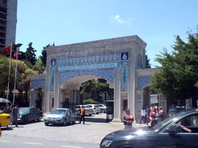 Kerem Alışık Anneler Günü Annesinin Kabrine Koştu Kerem Alışık Anneler Günü Annesinin Kabrine Koştu