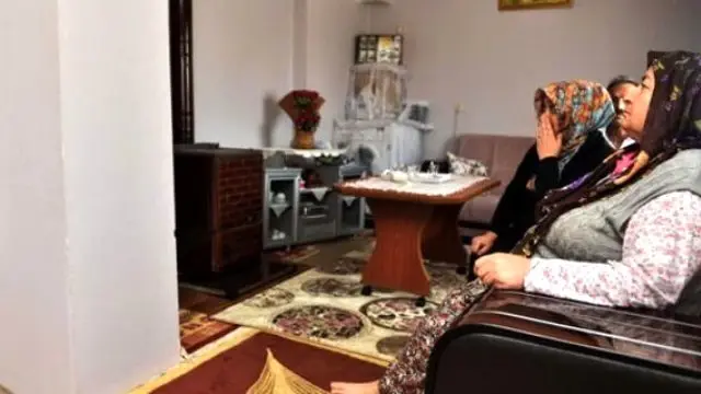 Evinin Kolonundan 'Elektrik Direği' Çıktı Evinin Kolonundan 'Elektrik Direği' Çıktı