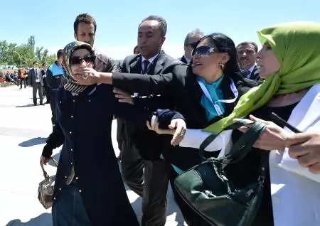 Evren'in Cenazesinde 'Haram Olsun' Diyen Kadın, 'Doğu'nun Başbuğu'nun Eşiymiş Evren'in Cenazesinde 'Haram Olsun' Diyen Kadın, 'Doğu'nun Başbuğu'nun Eşiymiş