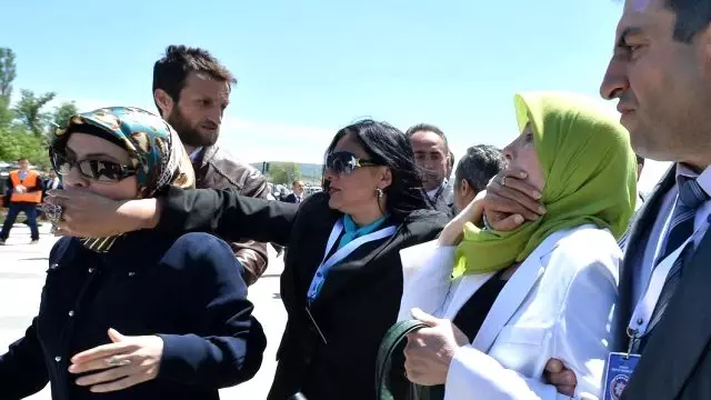 Evren'in Cenazesinde 'Haram Olsun' Diyen Kadın, 'Doğu'nun Başbuğu'nun Eşiymiş Evren'in Cenazesinde 'Haram Olsun' Diyen Kadın, 'Doğu'nun Başbuğu'nun Eşiymiş