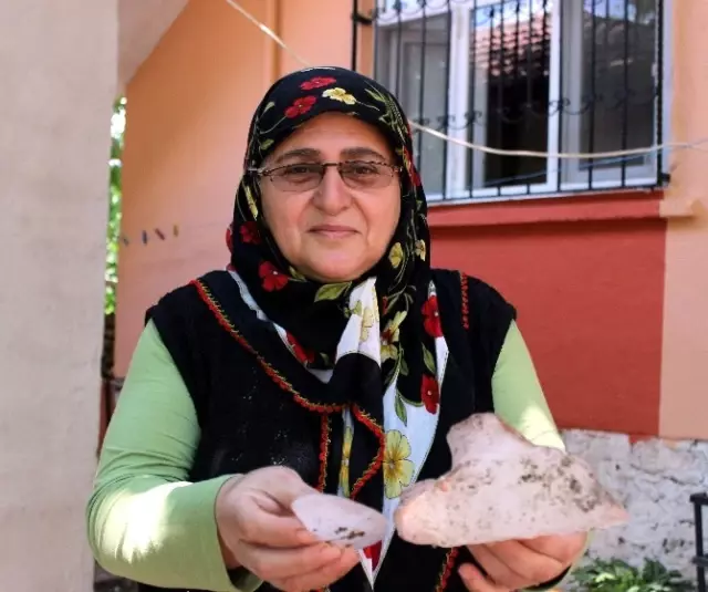 Gökten Buz Kütlesi Düştü, Evin Çatısı Parçalandı Gökten Buz Kütlesi Düştü, Evin Çatısı Parçalandı
