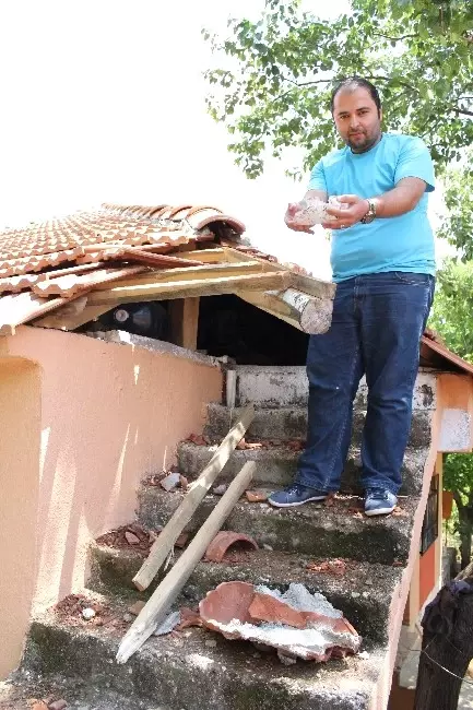 Gökten Buz Kütlesi Düştü, Evin Çatısı Parçalandı Gökten Buz Kütlesi Düştü, Evin Çatısı Parçalandı