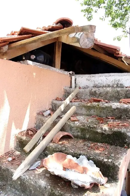 Gökten Buz Kütlesi Düştü, Evin Çatısı Parçalandı Gökten Buz Kütlesi Düştü, Evin Çatısı Parçalandı