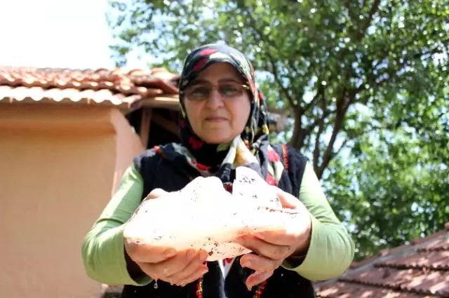 Gökten Buz Kütlesi Düştü, Evin Çatısı Parçalandı Gökten Buz Kütlesi Düştü, Evin Çatısı Parçalandı