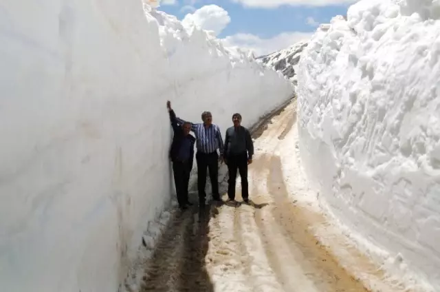 Antalya'da Mayıs Ayında Kar Kalınlığı 5 Metre! Antalya'da Mayıs Ayında Kar Kalınlığı 5 Metre!