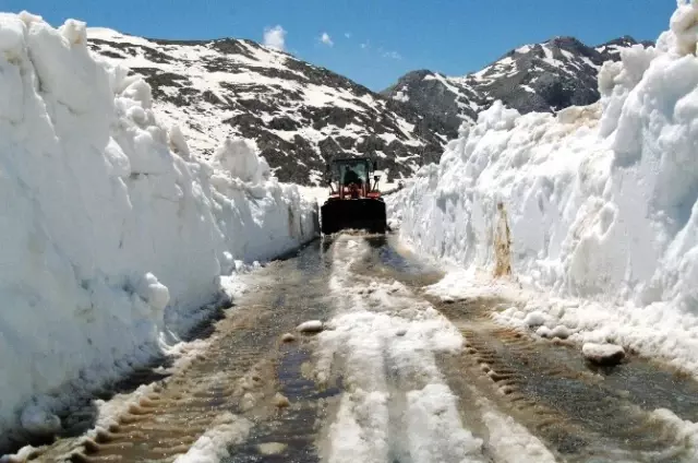 Antalya'da Mayıs Ayında Kar Kalınlığı 5 Metre! Antalya'da Mayıs Ayında Kar Kalınlığı 5 Metre!