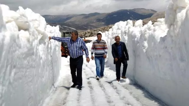 Antalya'da Mayıs Ayında Kar Kalınlığı 5 Metre! Antalya'da Mayıs Ayında Kar Kalınlığı 5 Metre!